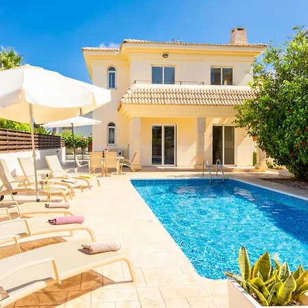 Clara Villa Paralimni